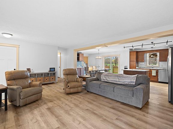 5th image of 893 Pearson Rd