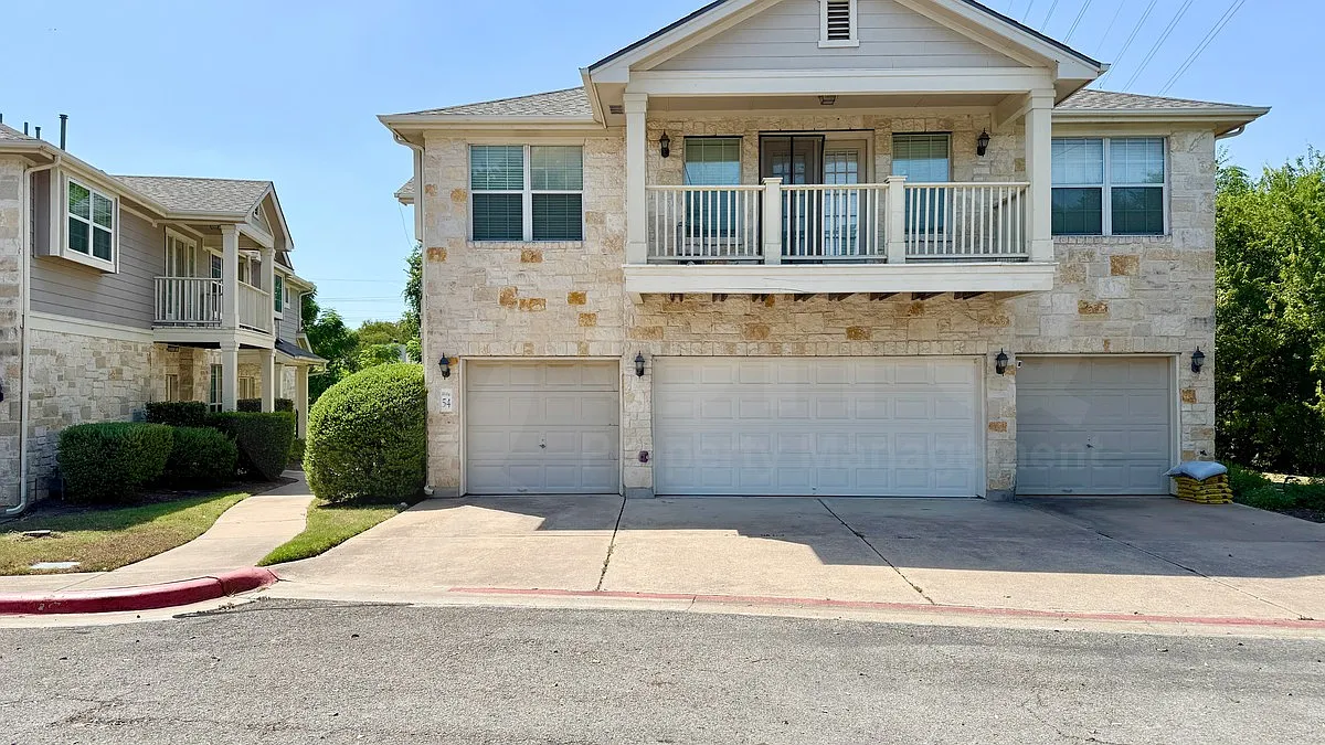 2 bed, 2.5 bath, 1550 sqft, $2,000 — Photo 2