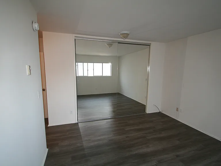 11920 Mayfield Ave #12 — Photo 5