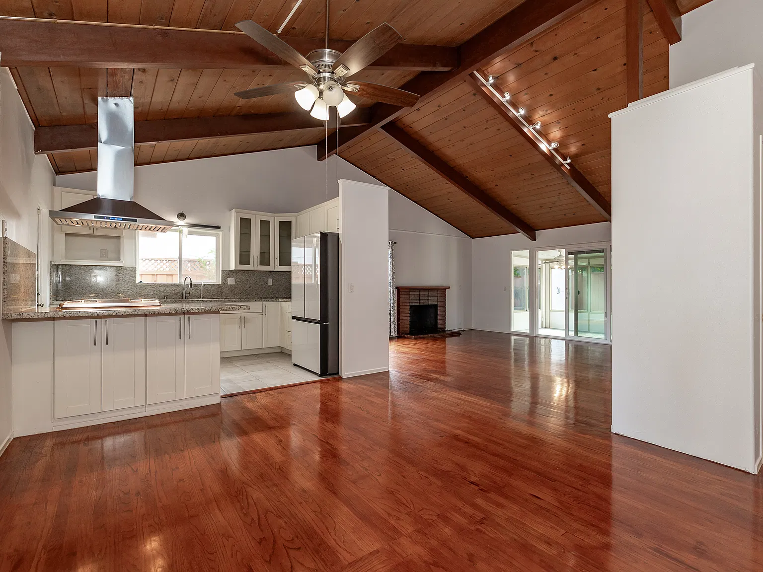 3 bed, 1283 sqft, $5,150 — Photo 2