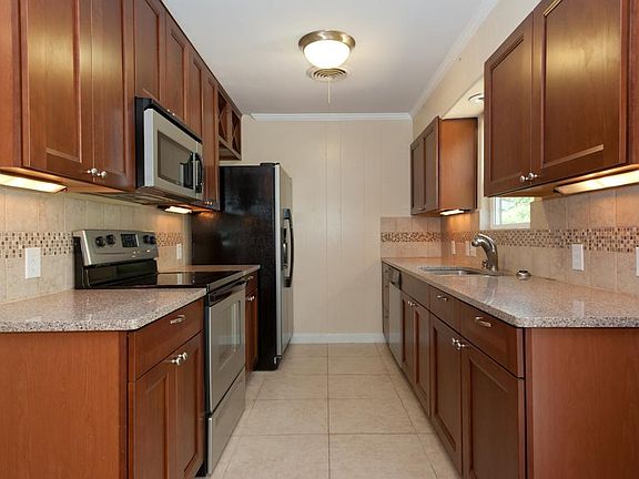 3rd image of 102 W Crestland Dr