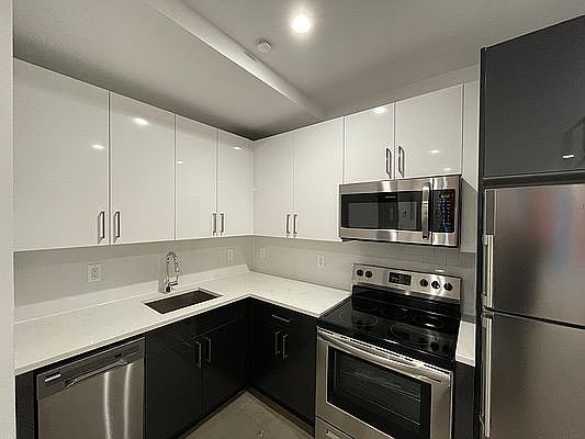 2nd image of 1540 Park Pl #1C