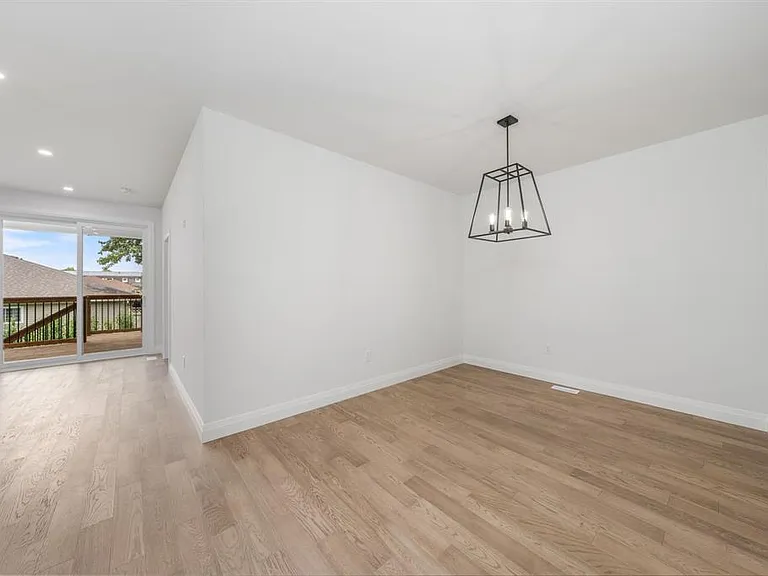 397 Victoria St — Photo 17
