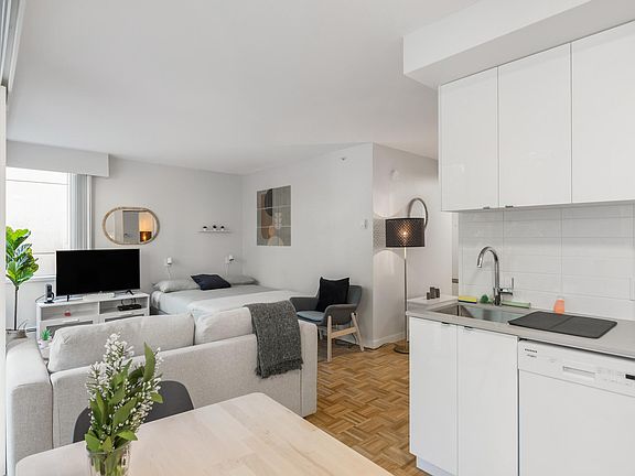 3rd image of 1033 Haro St #405