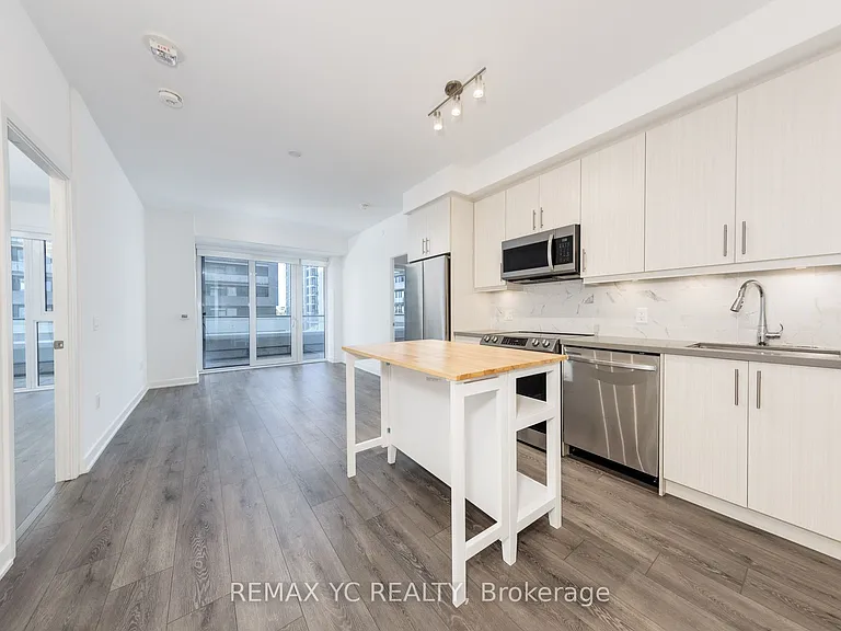 95 Oneida Cres #305 — Photo 1