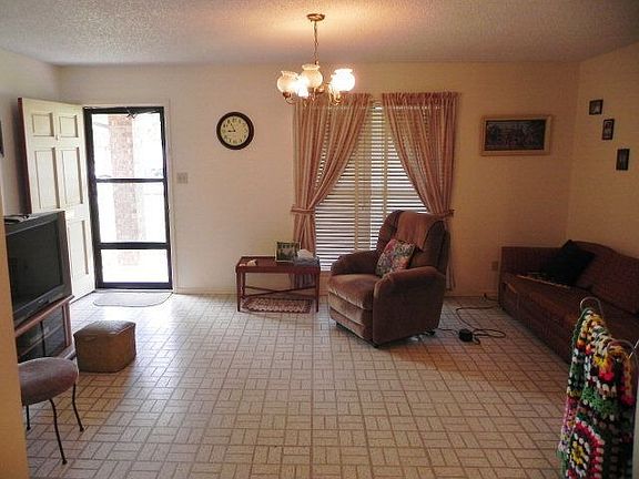 2nd image of 1215 Oleander Dr
