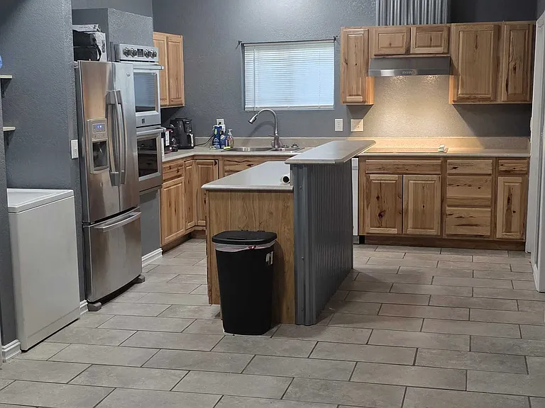 210 N Rowe St — Photo 7