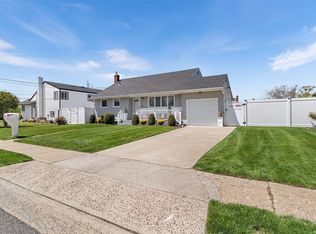 62 W Hollywood Ave, Lindenhurst, NY 11757