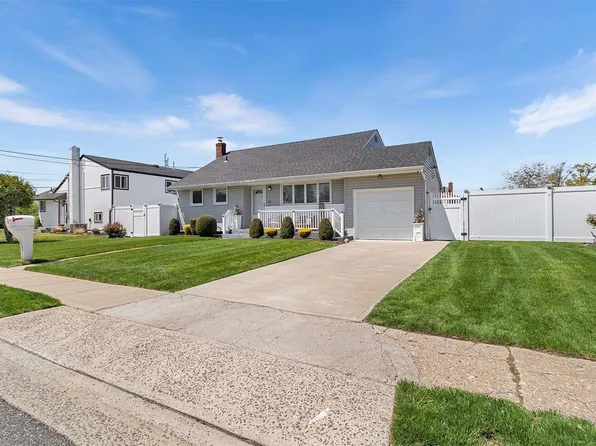 62 W Hollywood Avenue, Lindenhurst, NY 11757