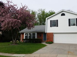 849 Warwick Ln, Libertyville, IL 60048