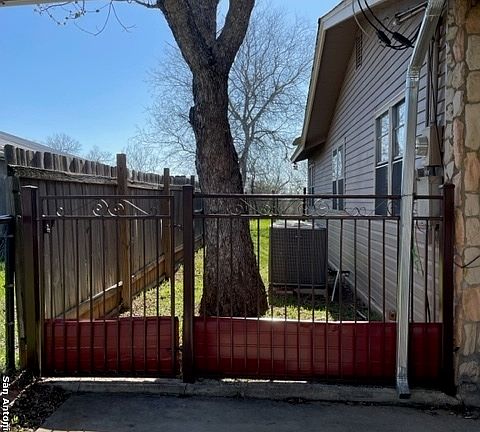 4th image of 1403 S 4th St