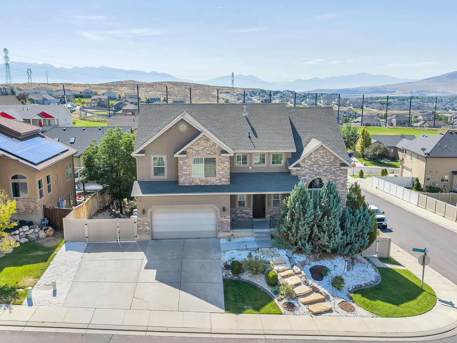 5 bed, 2.5 bath, 2722 sqft, $3,000 — Photo 1