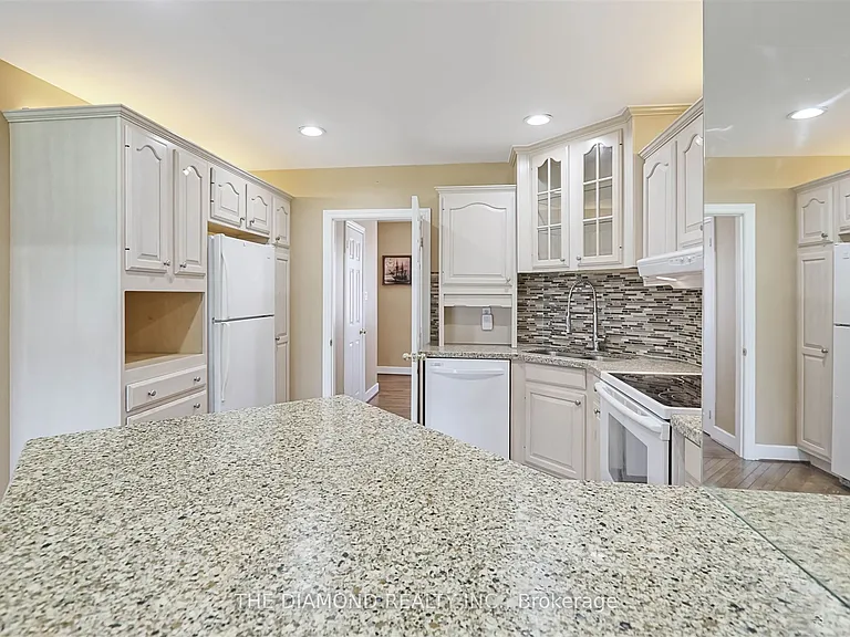 3927 Bloor St W — Photo 10