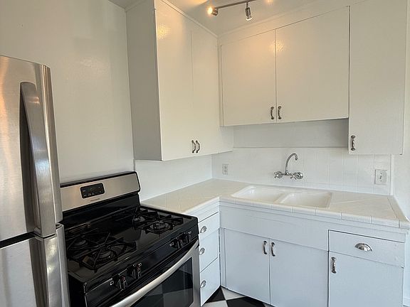 5th image of 1920 Grace Ave APT A