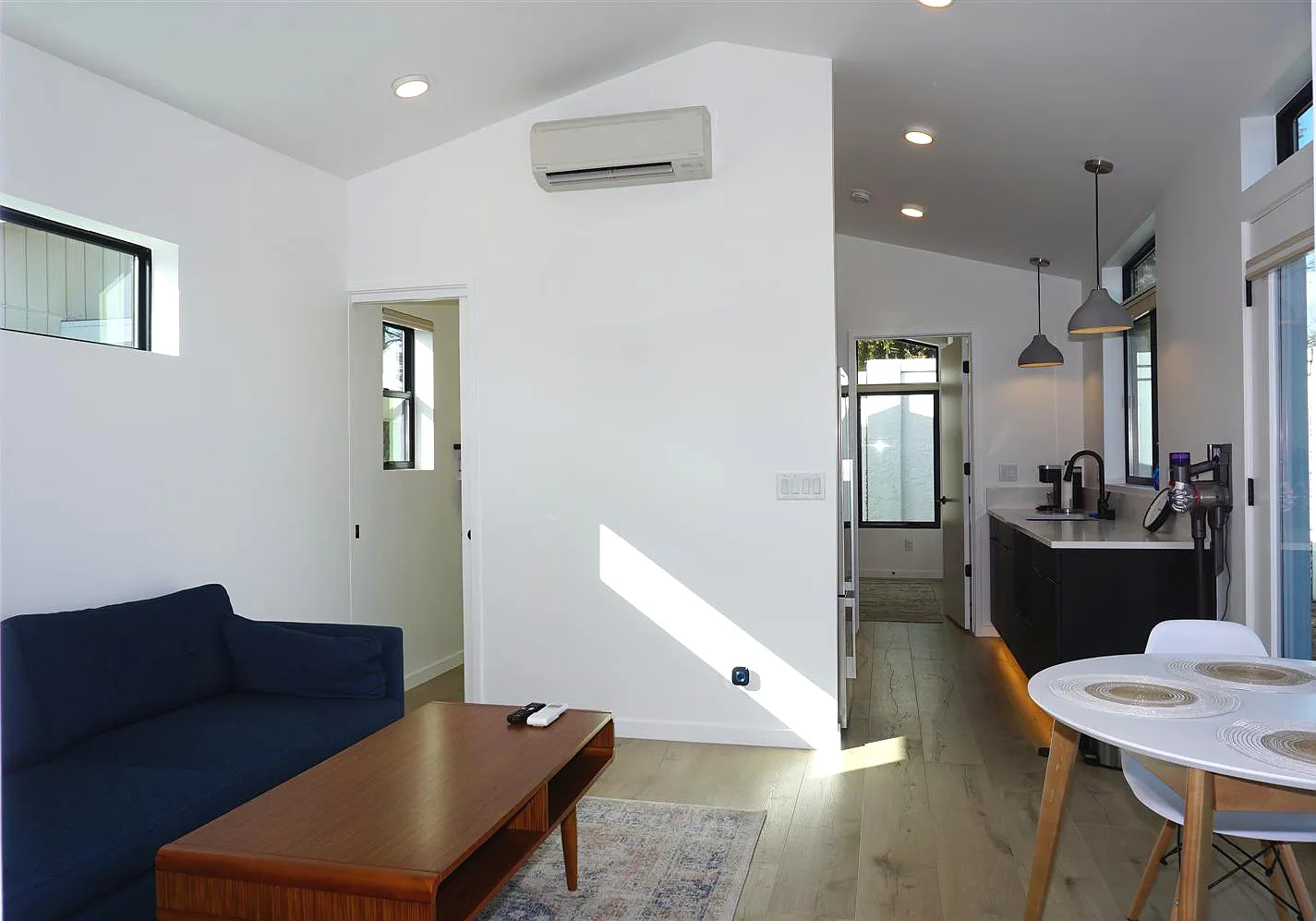 2 bed, 1.0 bath, 609 sqft, $3,400 — Photo 3