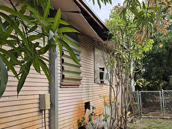 3rd image of 1222 S N Street