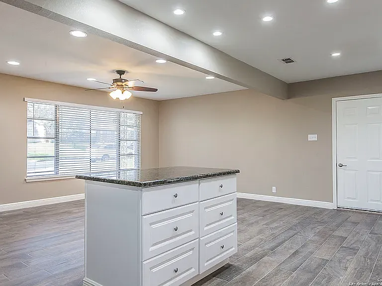 Kitchen/ Living Room