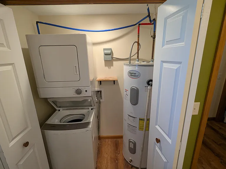 Main Bathroom: Laundry Closet