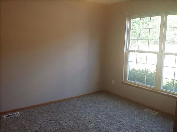 4th image of 945 Willow Ln APT A