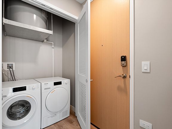 5th image of 805 Church St APT 3206