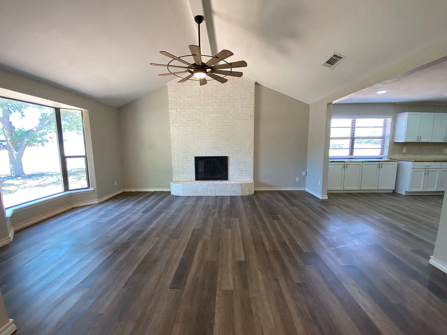 Spacious and Stunning Home with Solar Panels Your Dream Property AWAITS! — Photo 4