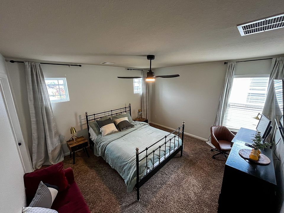 Private 1 Bedroom w/ 55" Smart TV, HVAC, Closet, Storage, Queen Size Bed, and private bathroom