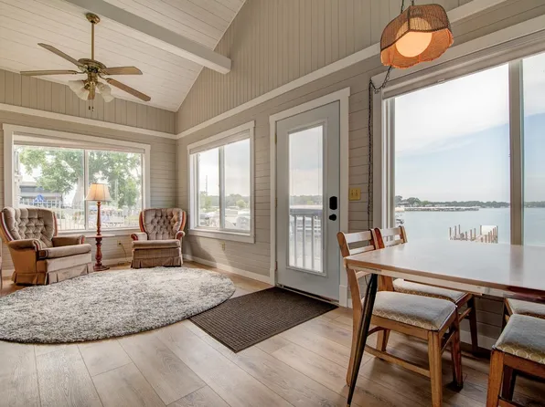 388 Lake Dr, Arnolds Park, IA 51331