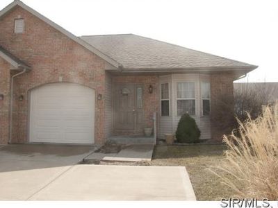 105 Auburn Ct #B, Highland, IL, 62249