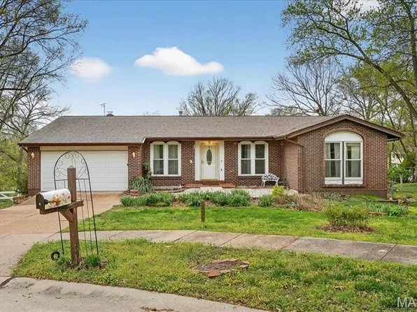 2 Silveroak Ct, Ballwin, MO 63021