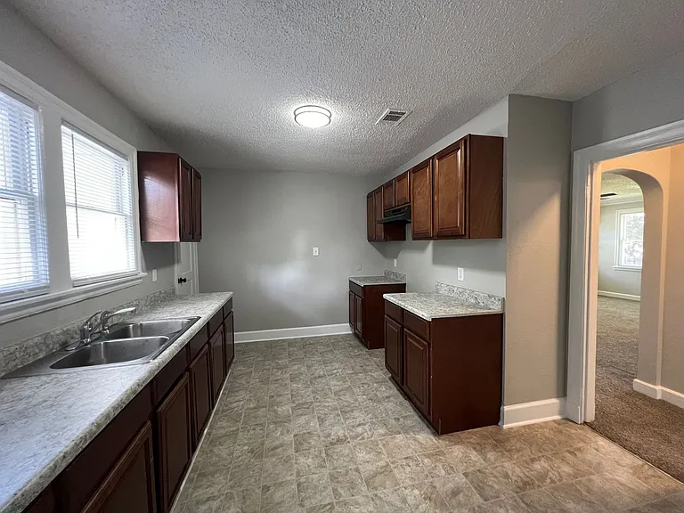 915 Marsh Ave — Photo 1
