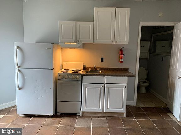 3rd image of 5700 W Oxford St