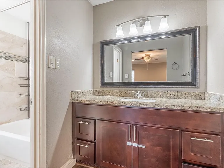 8419 Sharpview Dr — Photo 10