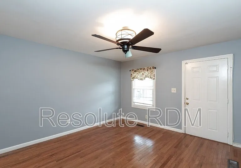 725 Lynn St — Photo 5