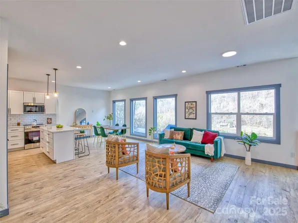957 Bee Tree Rd, Swannanoa, NC 28778