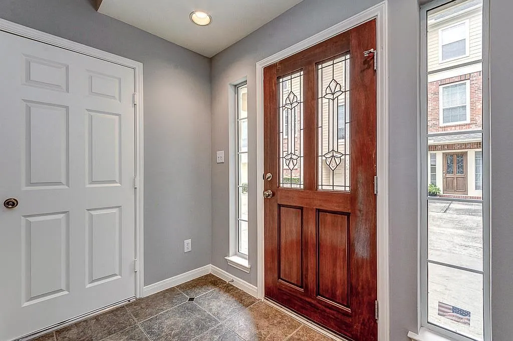 3 bed, 2.5 bath, 1919 sqft, $2,800 — Photo 3