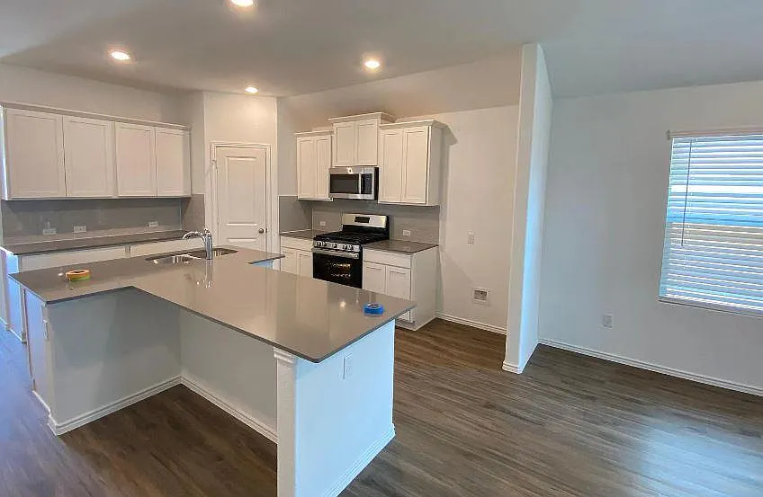 4 bed, 3.0 bath, 1971 sqft, $2,199 — Photo 2