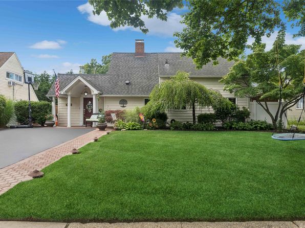260 Water Lane S, Wantagh, NY 11793