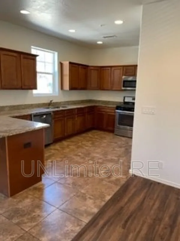 4 bed, 3.0 bath, 1605 sqft, $2,495 — Photo 3