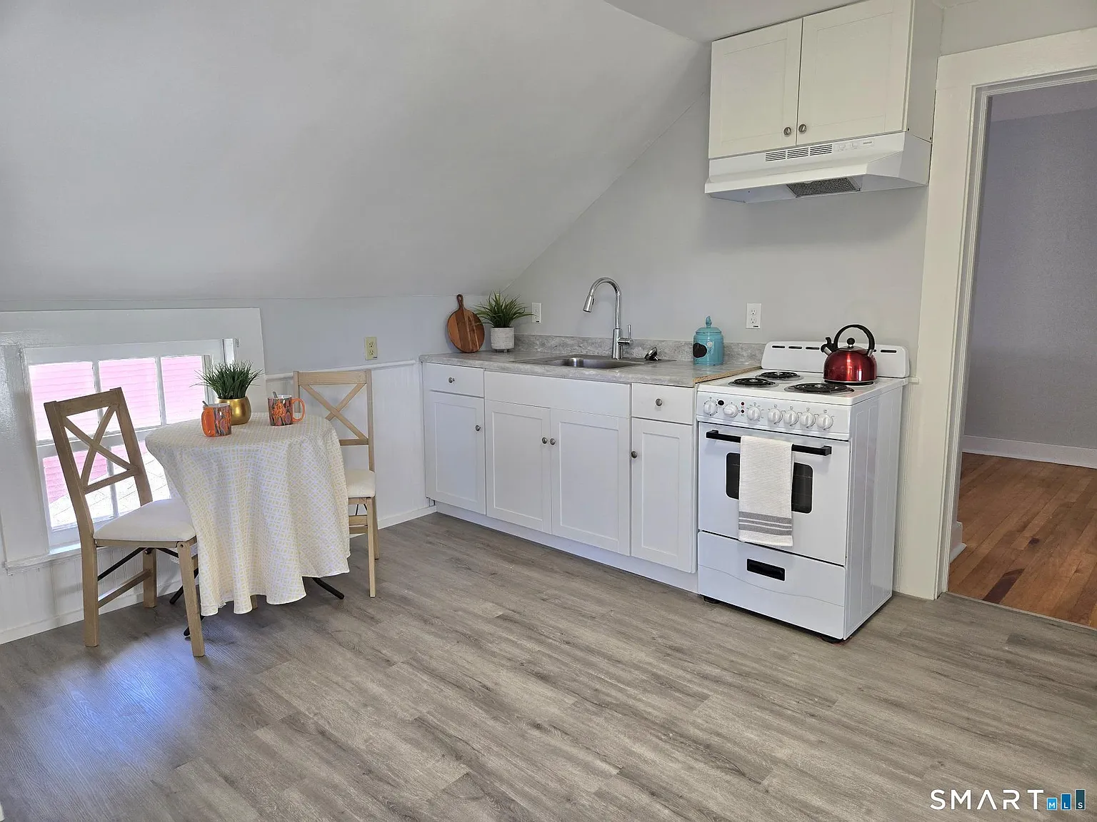 2 bed, 1.0 bath, 800 sqft, $1,800 — Photo 2