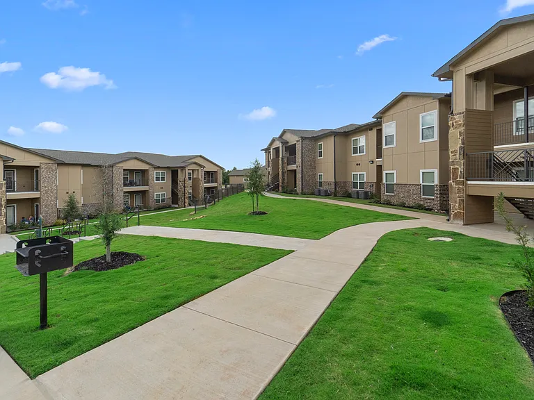 Willow Creek Apartments — Photo 26