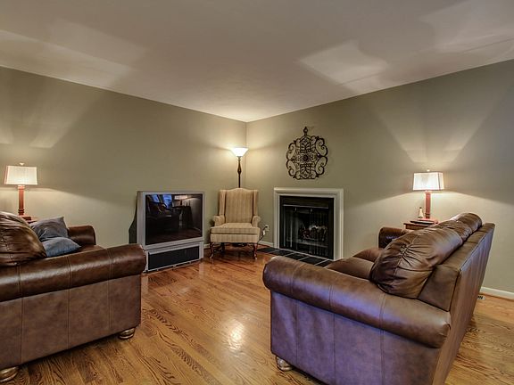 5th image of 3273 Londonderry Ln SW