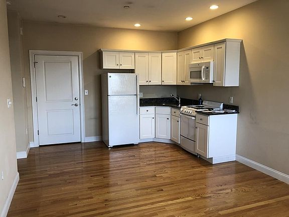 2nd image of 60 Pearl Pl #203