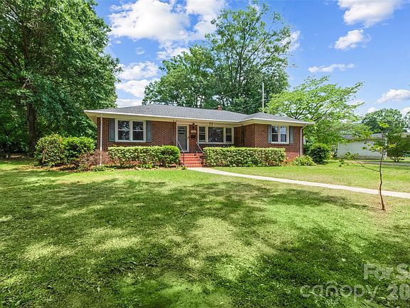 3rd image of 1024 Woodland Dr