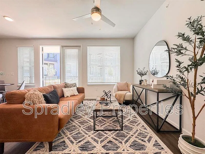 3 bed, 2.0 bath, 1090 sqft, $1,599 — Photo 4
