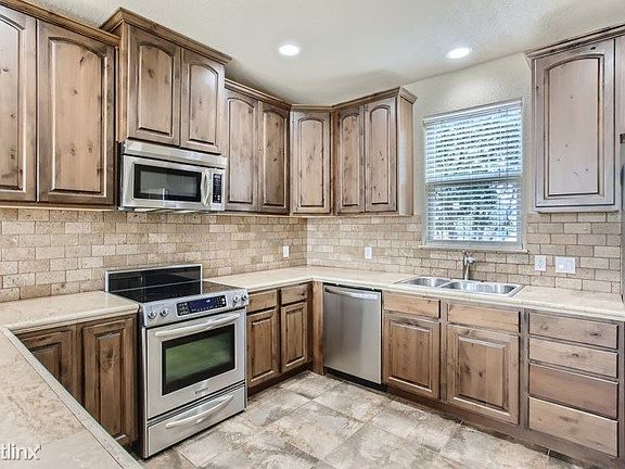 4th image of 1113 Paradise Dr