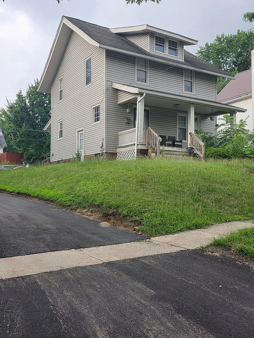 3 Bedroom 1-bathroom single family 2 story house — Photo 1