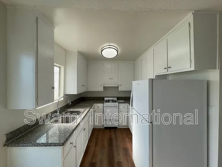 836 W 79th St #4 — Photo 12