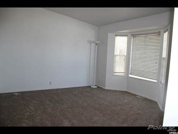 2 Living Room with Bay Window