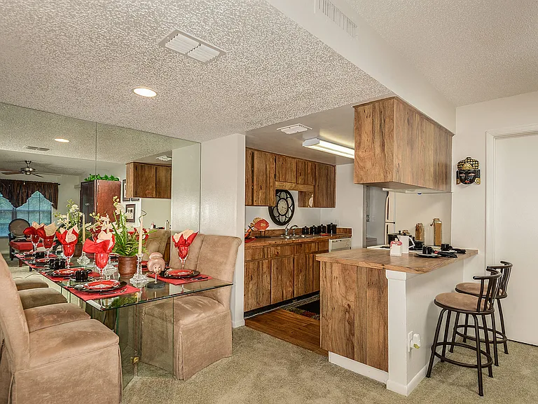 Park Avenue Apartments — Photo 16