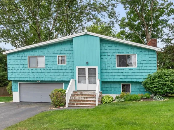 53 Birchwood Ln, West Warwick, RI 02893